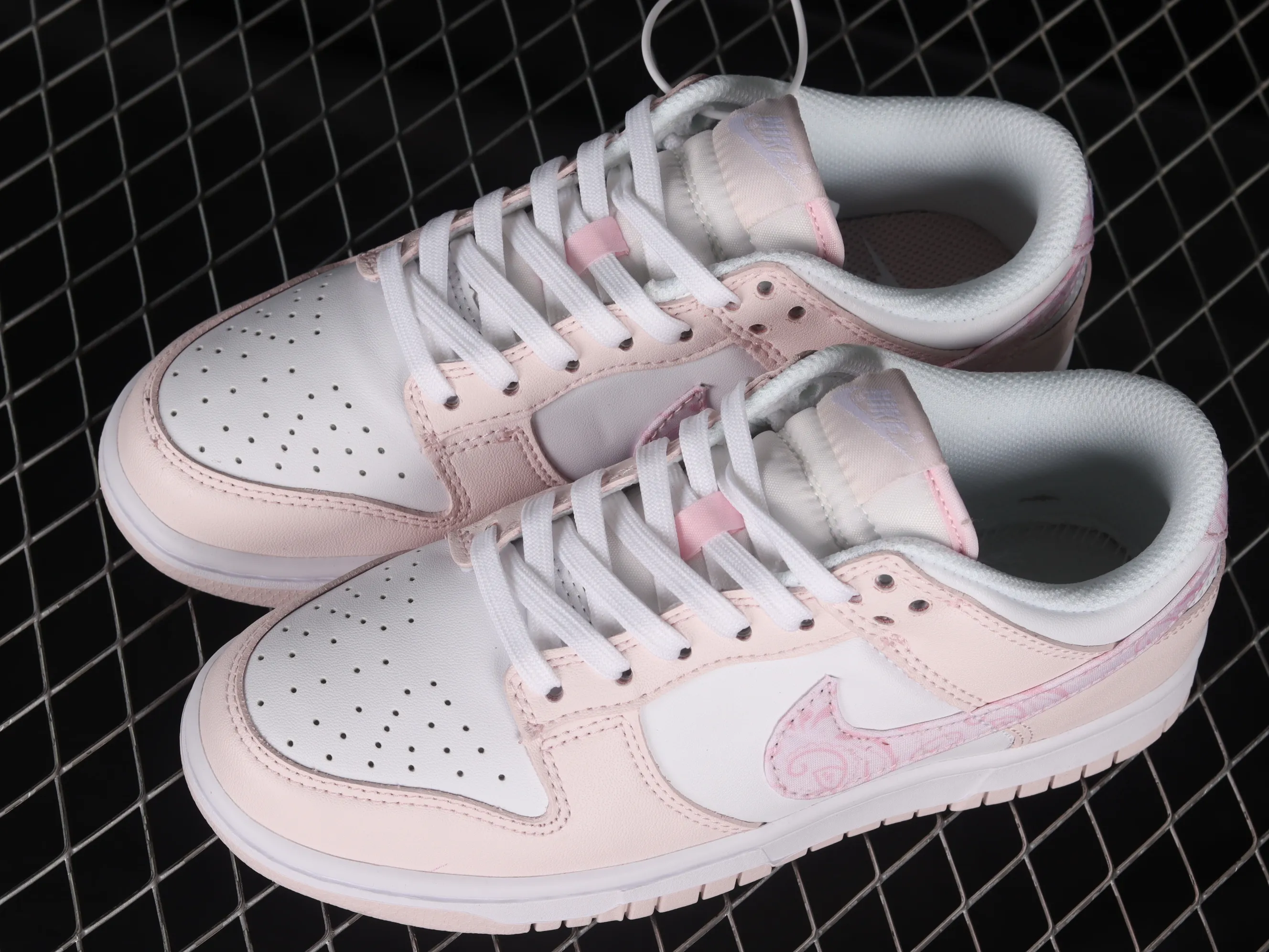 All Categories Nk SB Dunk Series Nk SB Dunk Low Low-top sneakers Cost-effective version Nk Dunk Low "Pink Paisley" Sakura pink SB low-top sports and leisure sneakers FD1449-100